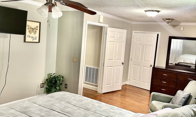Florence House | Cheerful home with plenty of privacy and entertainment room.