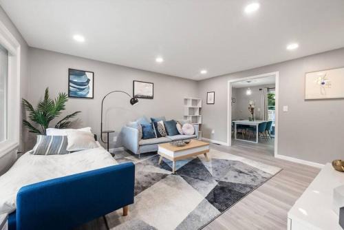 North Juanita House | Cheerful Kirkland Home w&AC Big Yard,Walk to Beach