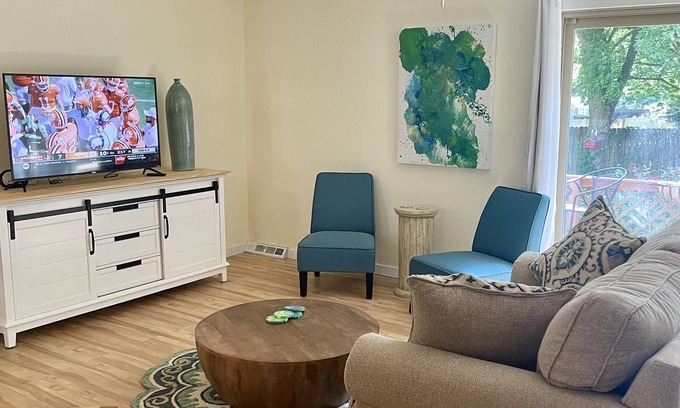 Springfield House | Cheerful mid-town home close to Bass Pro, shopping and local eateries.