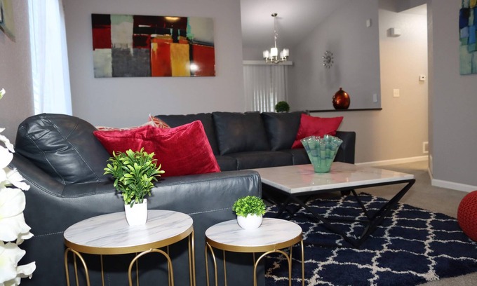 Aurora House | Cheerful, Newly furnished 3 bdrm home with indoor fireplace.