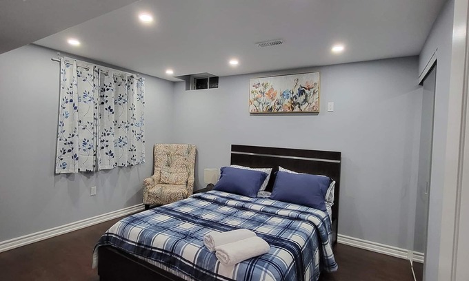 Whitby House | Cheerful & Relaxing 2 Bedroom Apartment with 2 Queen beds,5 mins from ThermeaSPA