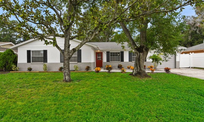 Town N County Park House | Cheerful spacious 4 bedroom with Pool - Game Room