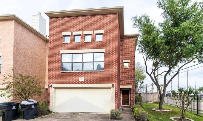 Willow Meadows/Willowbend Area House | Cheerful three-bedroom townhouse near NRG