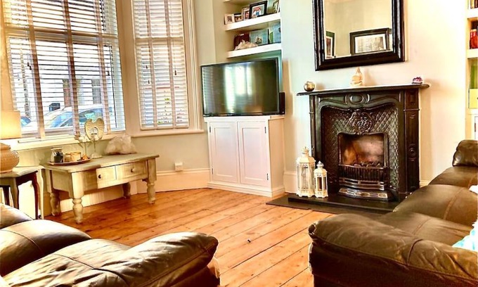 Southend-on-Sea Apartment | Cheerful Town House with Infared Sauna by the sea