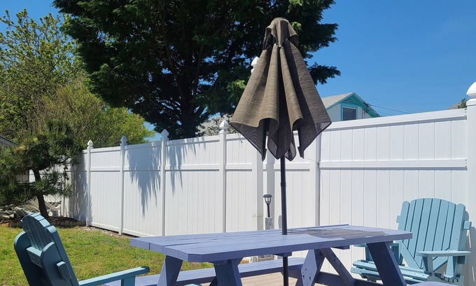 Little Salisbury Villa | Cheery & Cozy Beach Villa - Walk To Beach