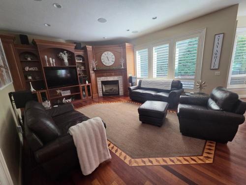 Sunnyside Villa | Chefs Kitchen Theater Sauna Game Room PDX