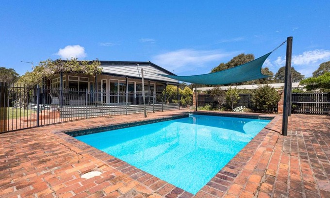 Eagle Point House | Chenu Lakeside Homestead