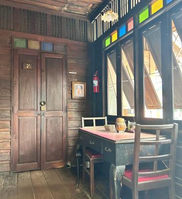 Wat Bowon Niwet House | Chest's Place