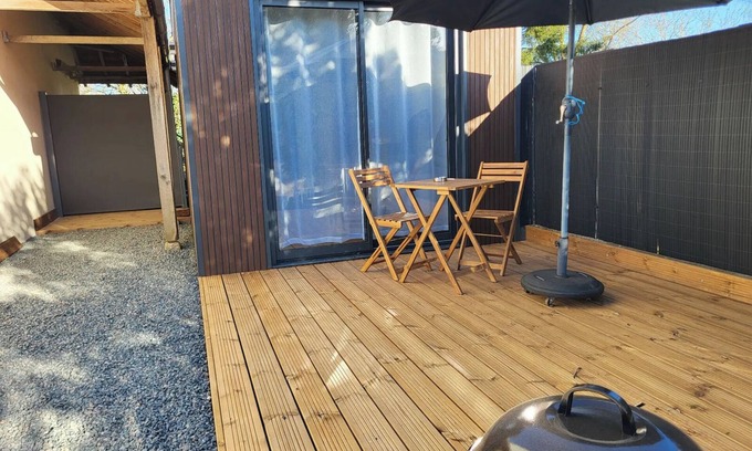 Bouray-sur-Juine Cottage | Chez LilYves Fully-equipped, cosy Tiny House in a quiet location close to forest and walks