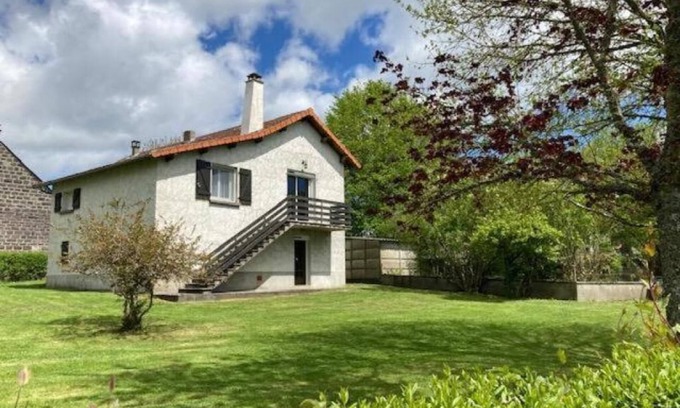 Saint-Pierre-le-Chastel Apartment | *Chez Maurice* Family home & Countryside