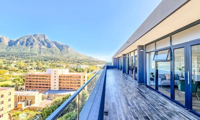 Claremont Apartment | Chic 1-bedroom apartment with WiFi, fitness room in wonderful Cape Town