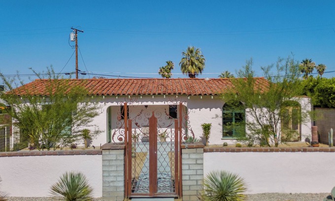 Warm Sands Apartment | Chic 1-bedroom Spanish style apartment near downtown Palm Springs with WiFi, AC