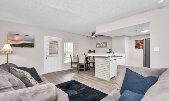 Woodland Heights Apartment | Chic 1-bedroom with WiFi and Washer/Dryer in superb Heights