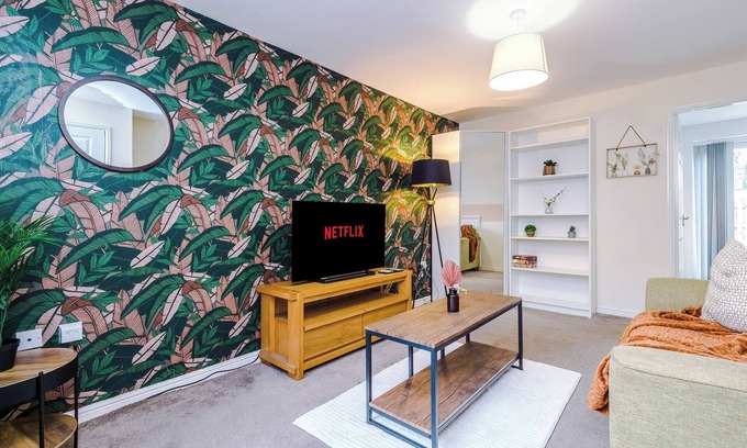 Chorlton-on-Medlock House | Chic 2 Bed House with Garden & Free Parking