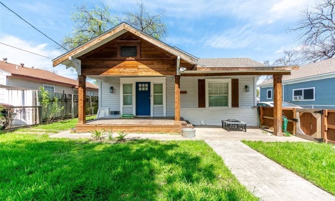 Kessler Apartment | Chic 2-bedroom apartment with WiFi, AC in vibrant Dallas