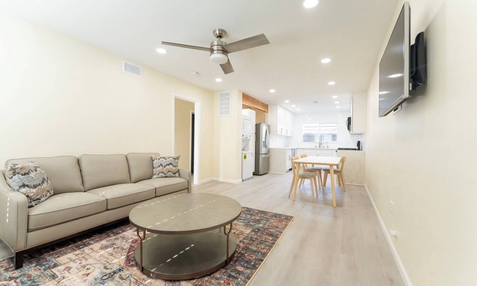 Downey Apartment | Chic 2-bedroom apartment in fantastic Downey Nearby all the Attractions