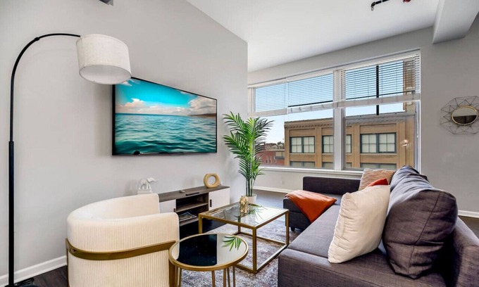 Downtown Kansas City Apartment | Chic 2BR Parking, Rooftop Near Arrowhd & TMobile