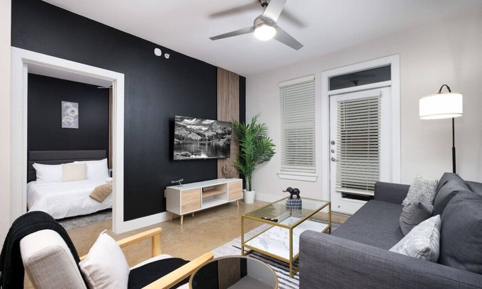 King William Apartment | Chic 2BR w/Gym, Parking, Near King Wms & Towers