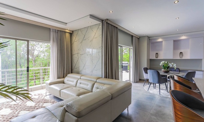 Greater Johannesburg Metropolitan Area Apartment | Chic 3-bedroom apartment with WiFi, AC in fabulous Sandton