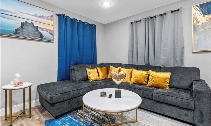 Richmond Heights House | Chic and Comfy Summar