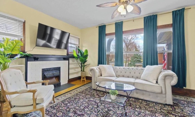 West Central Apartment | Chic Apt 5 blocks from Downtown w/Parking