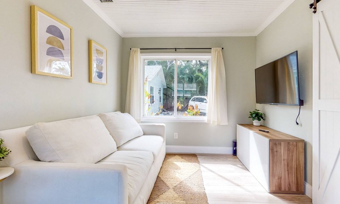 Sailboat Bend House | Chic bungalow in Historic District, near Los Olas & downtown - dog-friendly