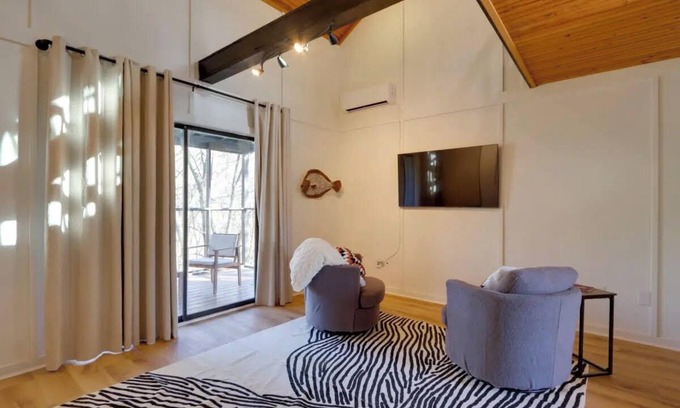 Gentry Cabin | Chic Cabin! Less than 10 minutes from Downtown Siloam Springs