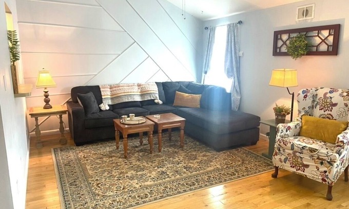 Powell Apartment | Chic en suite 2 bedroom corporate apartment in N. Knox/Powell with WiFi, AC
