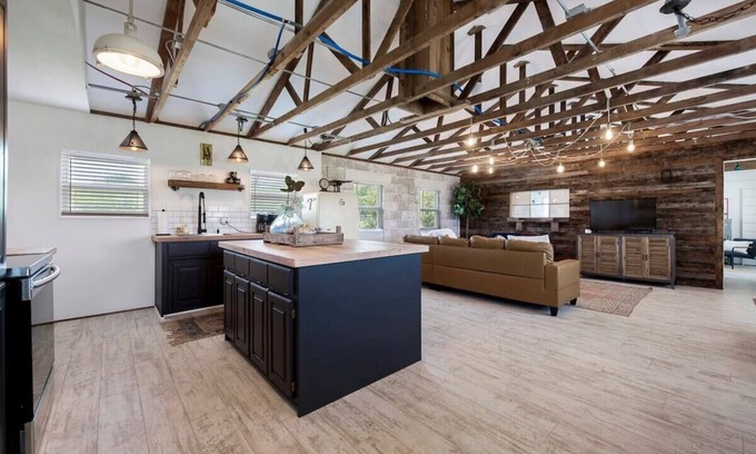 Bentonville - Fayetteville House | Chic Milkbarn: Peace, Culture & Rustic Charm