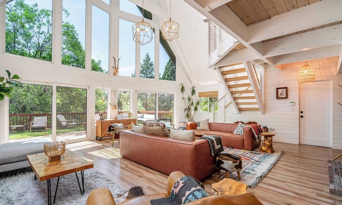 Upper Moonridge Cottage | Chic Moonridge Escape Home Theatre, Hot Tub, Game Room, Firepit Oak and Luna