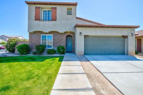 Terra Lago House | Chic, Spacious 5BD Desert Oasis