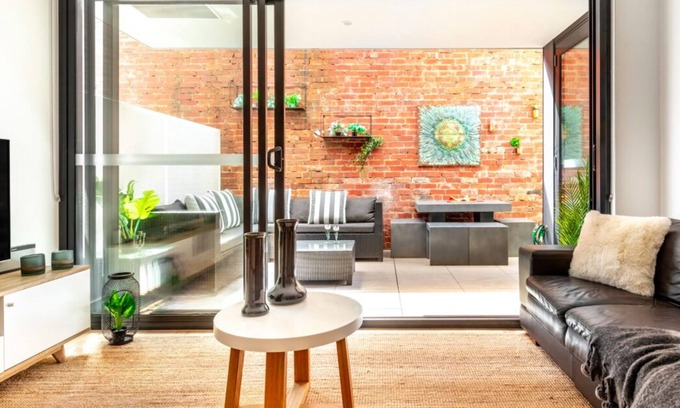 South Melbourne Apartment | Chic Sth Melbourne Apartment with Huge Private Courtyard