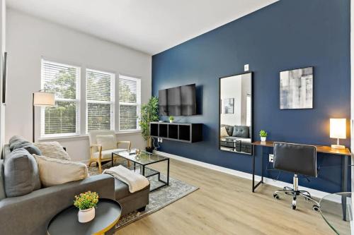 Cherry Apartment | Chic Studio - 5 Min DT, Gym, Parking, W-D - Sleeps 6