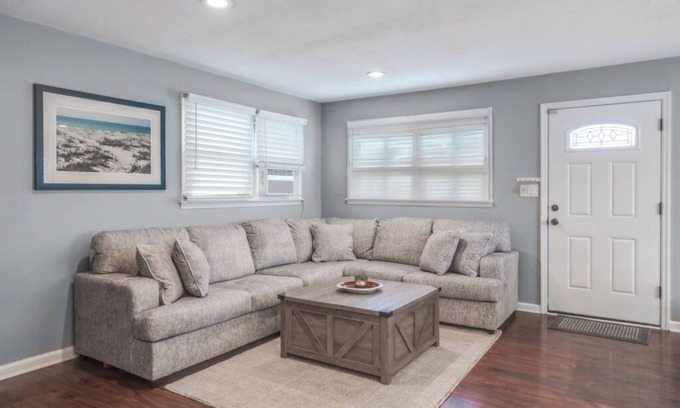 Amityville Apartment | Chic Studio Apartment, with WiFi in welcoming Amityville