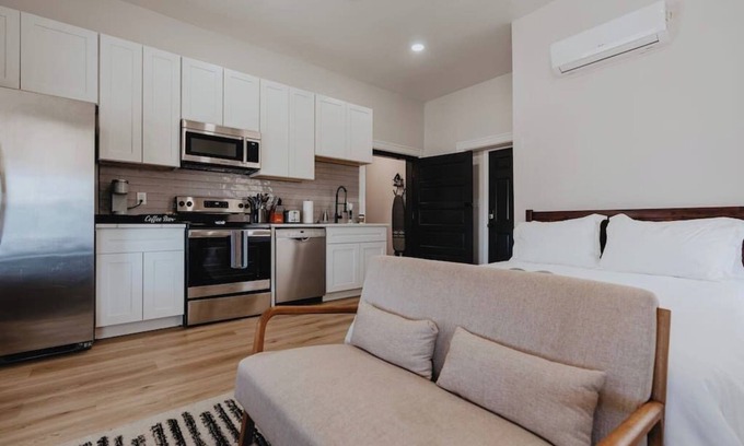 The Gate Apartment | Chic Studio Walk to SMM SLU Hospital Grand
