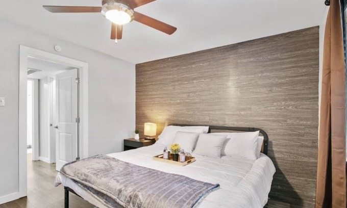 Riverside Apartment | Chic Suite near DT w/Comfy King Bed Free Parking
