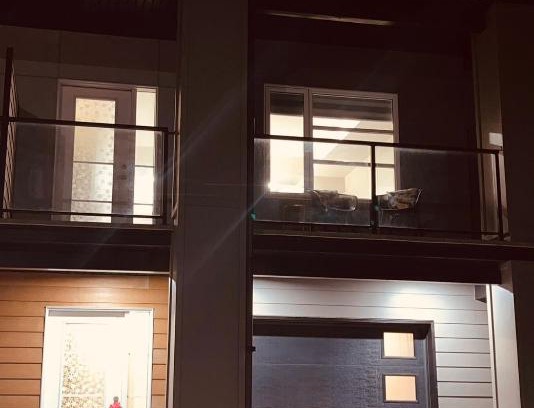 Fort Gary Apartment | Chic themed 4 bedroom + Hottub + Free Parking