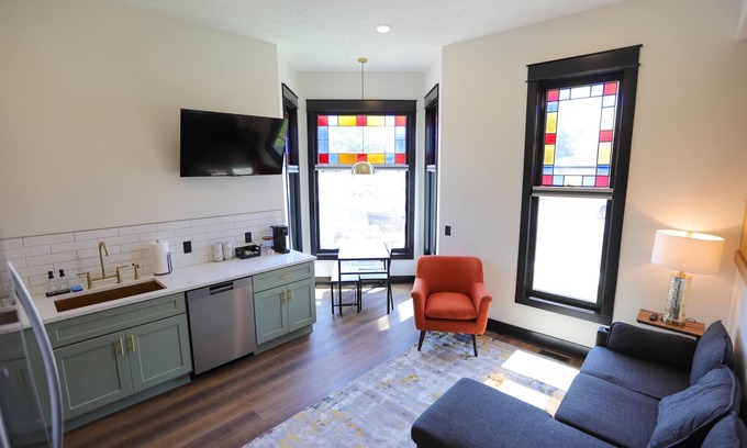 Nelson Apartment | Chic Urban apartment at the Victorian – Steps to Dining, Shops & Farmers Market