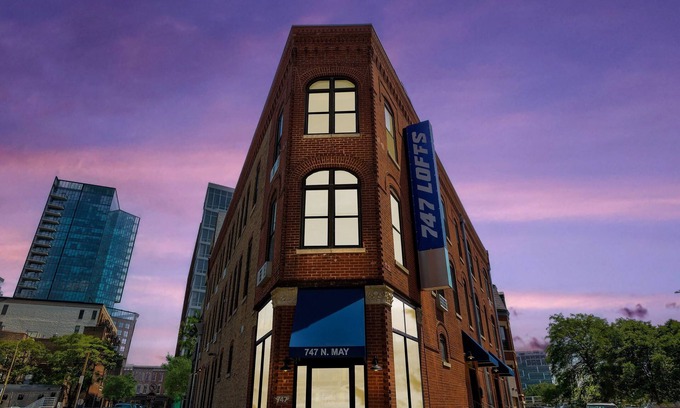 River West Apartment | Chicago Third Floor Studio by 747 Lofts