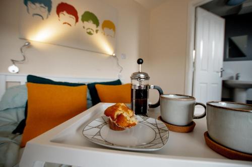 Higham Ferrers Apartment | Chichele House, sleeps 8, Nr Rushden Lakes, allocated parking, corporate welcome