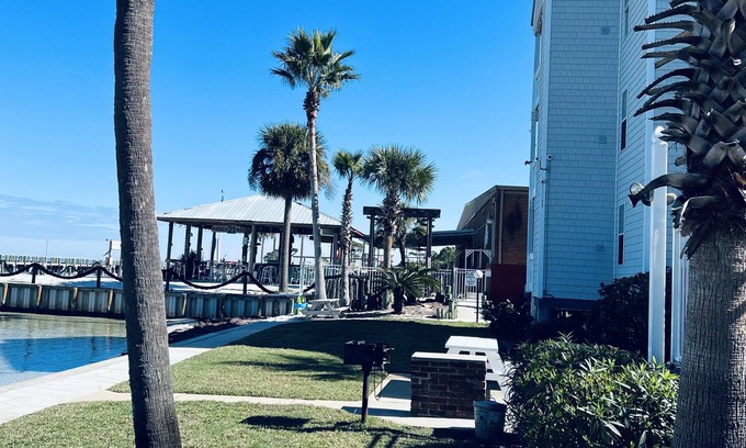 Fort Walton Beach Condo | Choctawhatchee Bay retreat w/public access to Gulf of Mexico across the street!