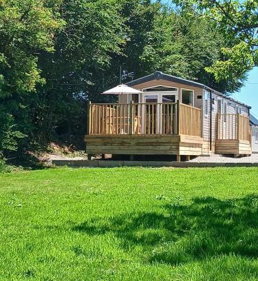 Lewdown House | Cholwell 3-Bed Lodge - Sleeps 6 - Pet Friendly
