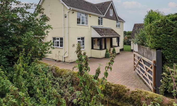 Hepworth Cottage | CHURCH COTTAGE, pet friendly, with open fire in Barningham, Suffolk