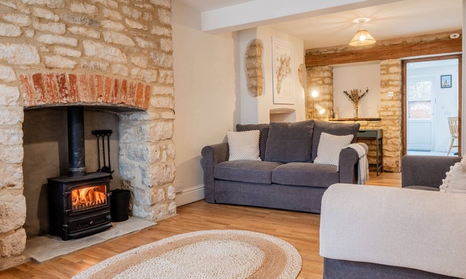 Stratton Cottage | Churn View - a cottage that sleeps 4 guests in 2 bedrooms