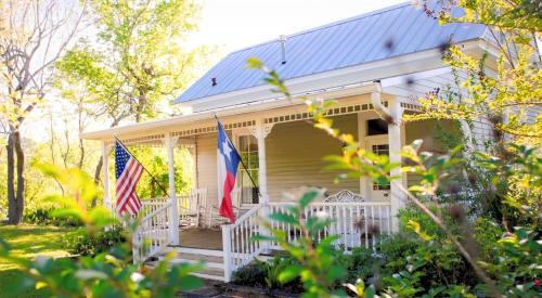 Chappell Hill House | Circa 1900 - Historic - Romantic - Private - Pond - Fenced Yard - The Cottage at Chappell Hill