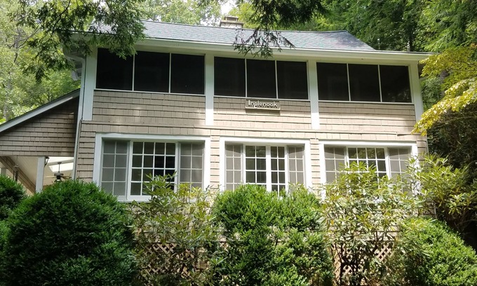 Montreat House | Circa 1907 Updated Home; 1/4 mile inside Montreat Gate.