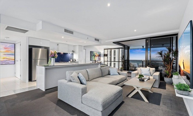 Surfers Paradise Apartment | Circle on Cavill, 2 bed,Pool,Spa