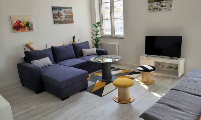 Chateau-Gontier Apartment | City center apartment with 200 m2 of land