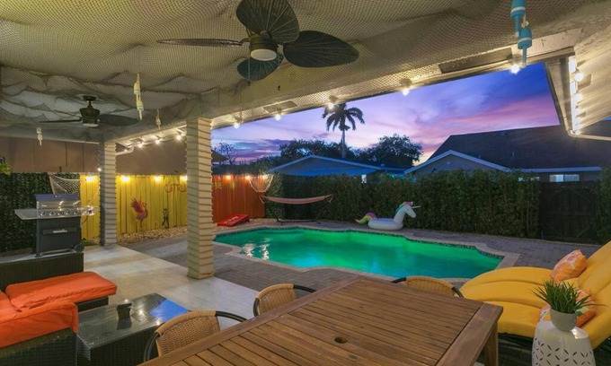 Dania Beach Villa | Citrus+Sunshine/Heated Pool/6 min to Beach/Casino
