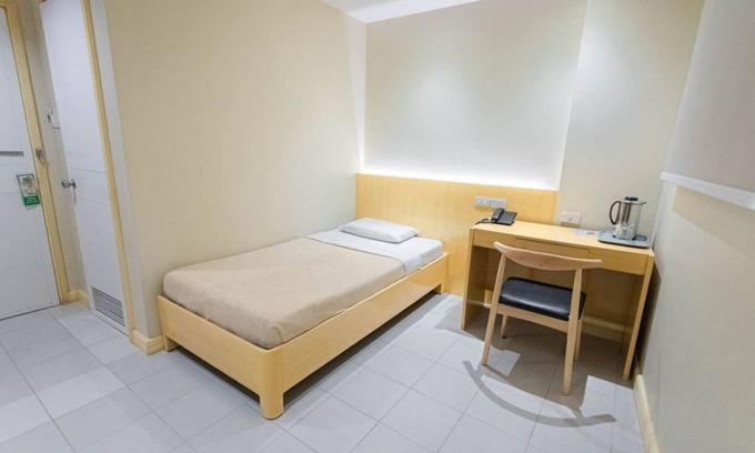 Downtown Tacloban Apartment | City Center Comfort: Etsu Studio Tranquil Stay